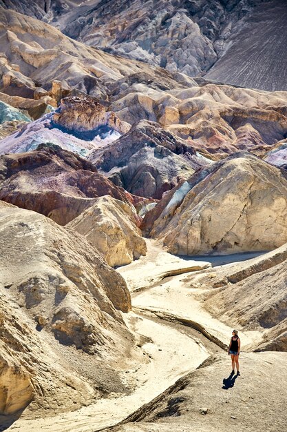 Paisaje soleado de la paleta del artista en el Parque Nacional Death Valley, California.