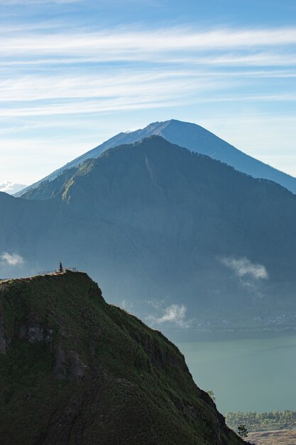 Paisaje. Templo en las nubes en la cima del volcán Batur. Bali, Indonesia