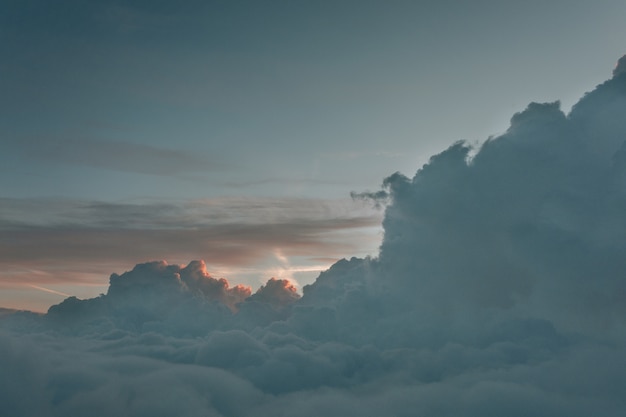 Paisaje de tiro largo de nubes brumosas desde arriba del cielo