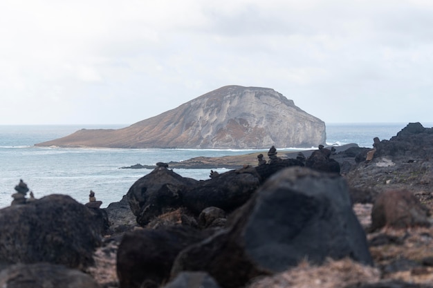 Paisaje tropical de hawaii con el mar azul