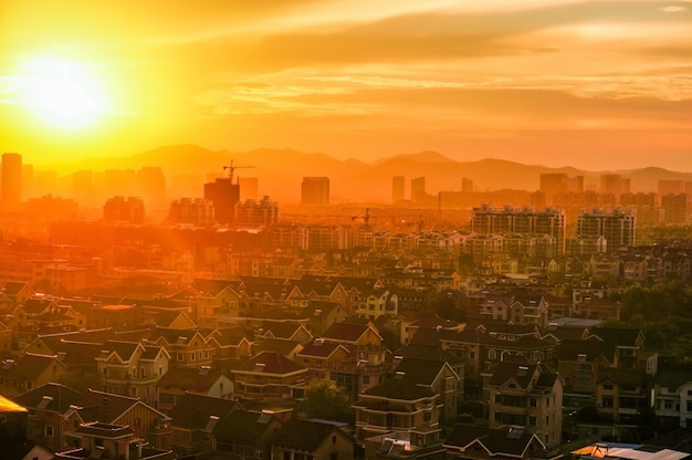 Paisaje urbano al atardecer