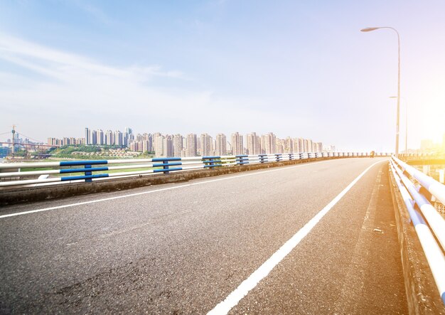 Paisaje urbano con carretera