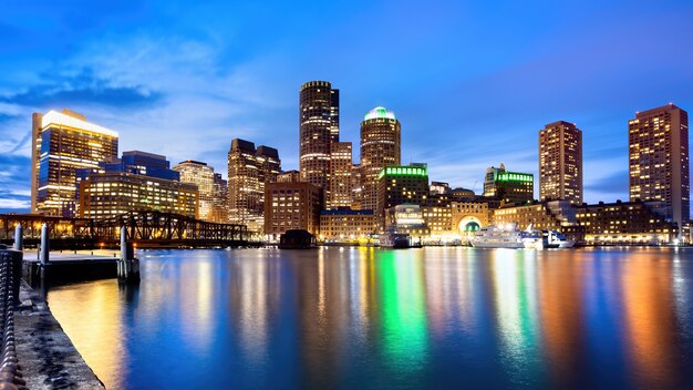 Paisaje urbano del centro de Boston por la noche