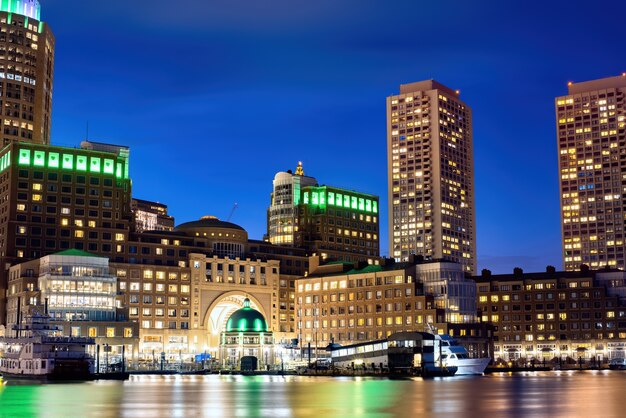 Paisaje urbano del centro de Boston por la noche