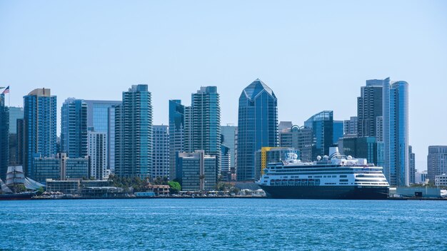 Paisaje urbano del centro de San Diego y el puerto marítimo