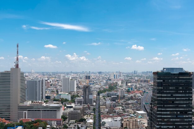 Paisaje urbano con cielo azul y nubes en Bangkok