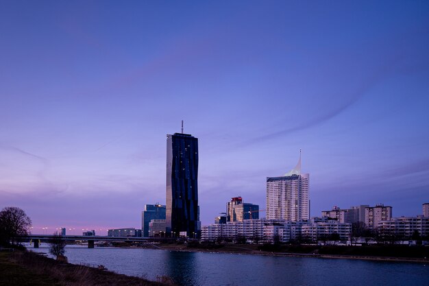 Paisaje urbano de la ciudad de Donau de Viena en Austria con la torre DC contra un cielo púrpura