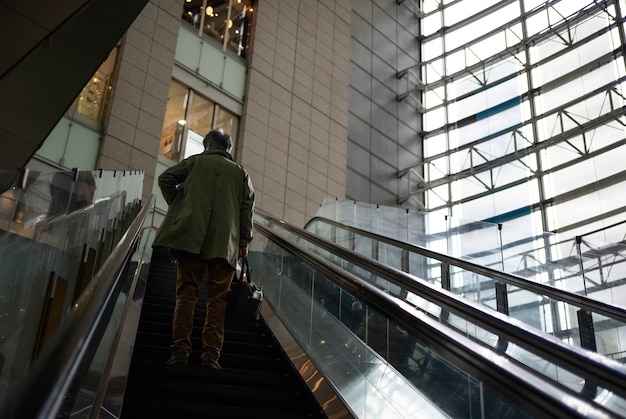 Paisaje urbano de la ciudad de tokio con escaleras mecánicas