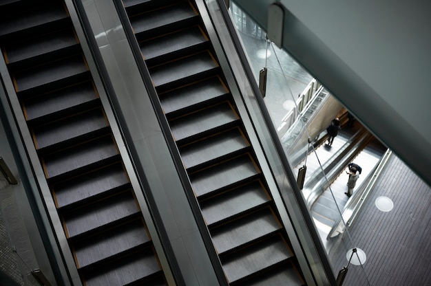 Paisaje urbano de la ciudad de tokio con escaleras mecánicas