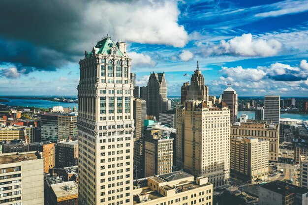 Paisaje urbano de Detroit bajo la luz del sol y un oscuro cielo nublado durante el día