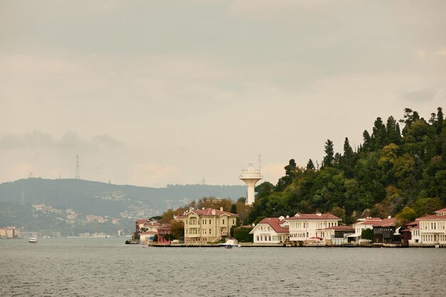 El paisaje urbano con edificios antiguos y modernos en Estambul Turquía desde el estrecho del Bósforo en un día soleado con un cielo nublado de fondo