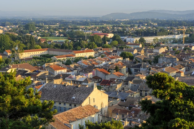 Un paisaje urbano con una gran cantidad de edificios en Francia en el amanecer de verano en el Parque Colline Saint Europe