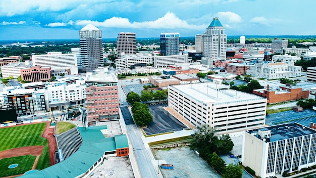 Paisaje urbano de Greensboro bajo el cielo nublado en Carolina