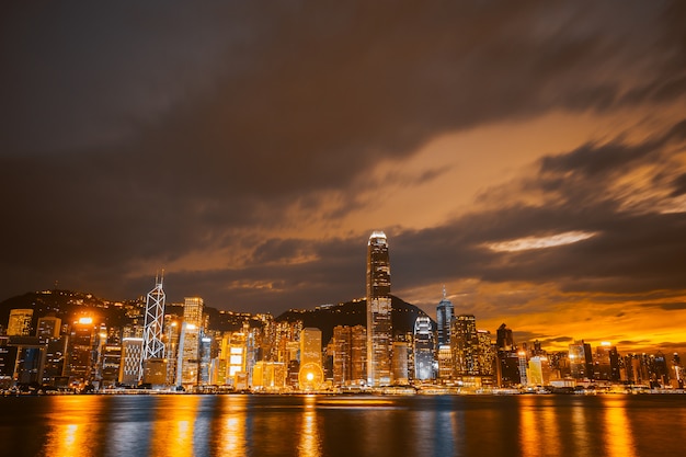 Paisaje urbano hermoso del edificio de la arquitectura en la ciudad de Hong-Kong