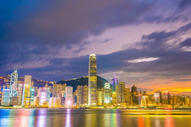 Paisaje urbano hermoso del edificio de la arquitectura en la ciudad de Hong-Kong