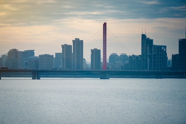 Paisaje urbano con horizonte