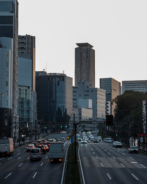 Paisaje urbano de japón con coches.