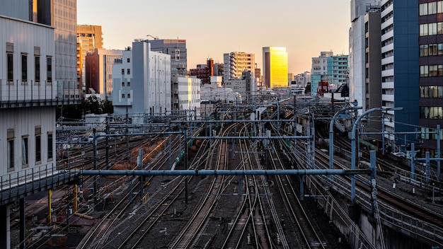 Paisaje urbano japón senderos y puesta de sol.