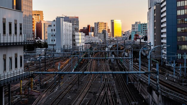 Paisaje urbano japón senderos y puesta de sol.