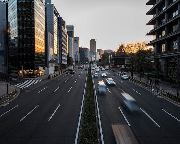 Paisaje urbano de Japón con tráfico.