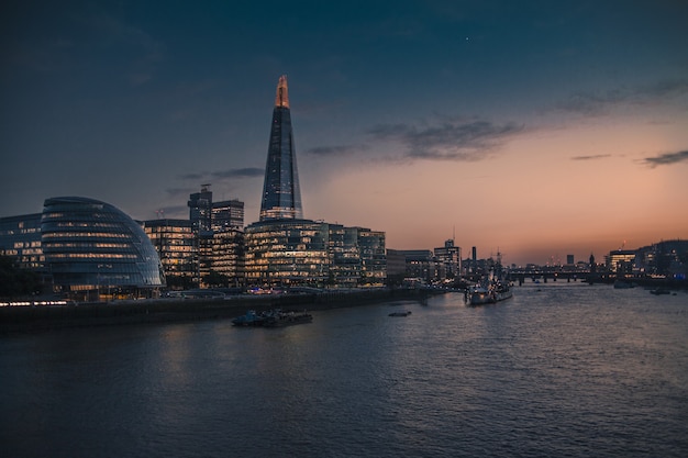 Paisaje urbano de Londres al atardecer