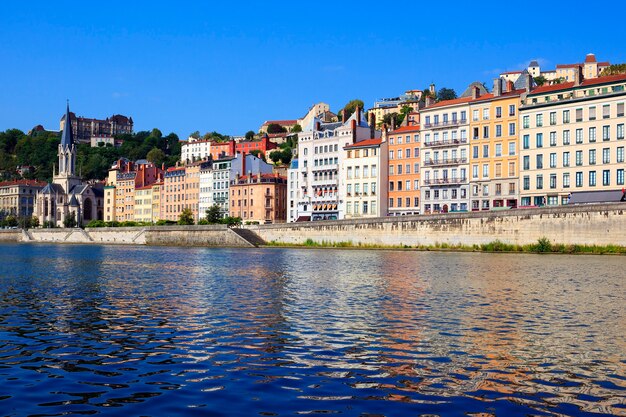 Paisaje urbano de Lyon desde el río Saona con coloridas casas y río