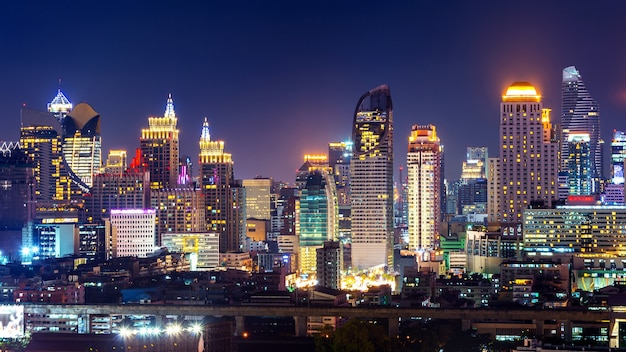 Paisaje urbano por la noche en Bangkok, Tailandia.