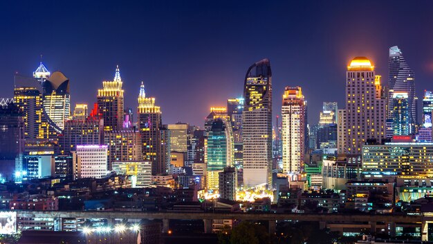 Paisaje urbano por la noche en Bangkok, Tailandia.