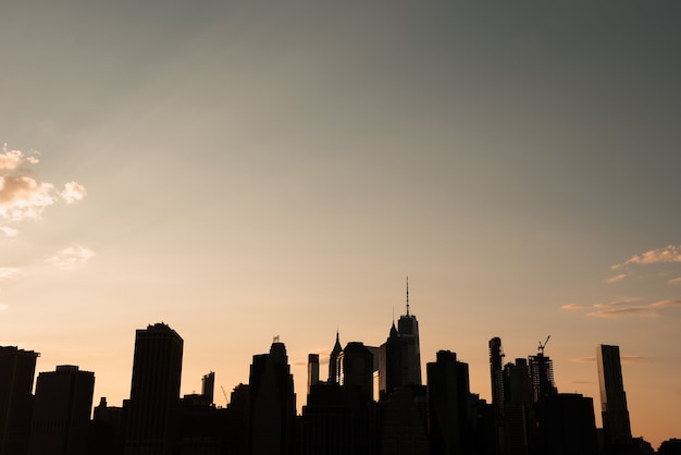 Foto gratuita paisaje urbano de nueva york al atardecer