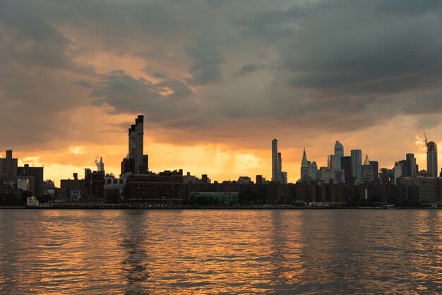 Paisaje urbano de nueva york al atardecer