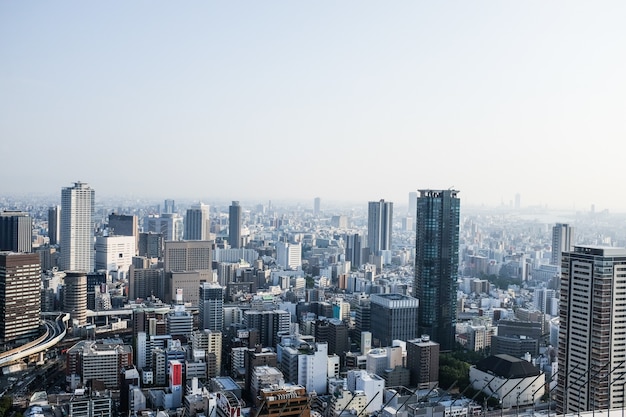 Paisaje urbano de Osaka cubierto de rascacielos durante el día en Japón: perfecto para fondos de pantalla