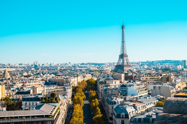 Paisaje urbano de París bajo la luz del sol y un cielo azul en Fra