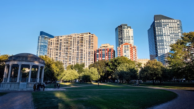 Paisaje urbano de un parque con gente caminando.