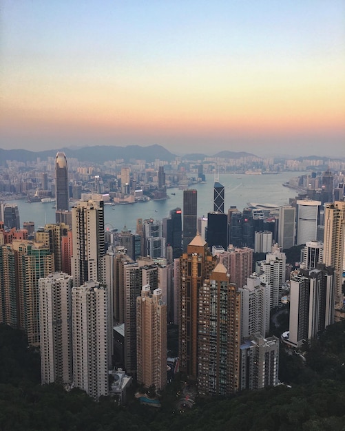 Paisaje urbano de rascacielos en la ciudad de Hong Kong durante una hermosa puesta de sol