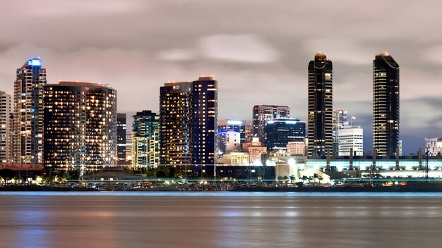 Paisaje urbano de San Diego en la noche, Estados Unidos