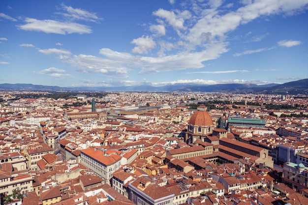 Paisaje urbano en San Lorenzo, Italia con muchos edificios y una capilla