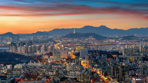 Paisaje urbano de Seúl en el crepúsculo en Corea del Sur.