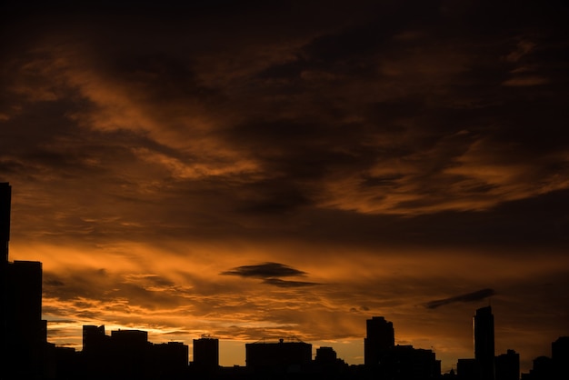 Paisaje urbano de silueta durante la puesta de sol