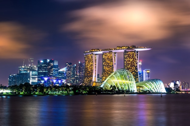 Paisaje urbano de Singapur por la noche.