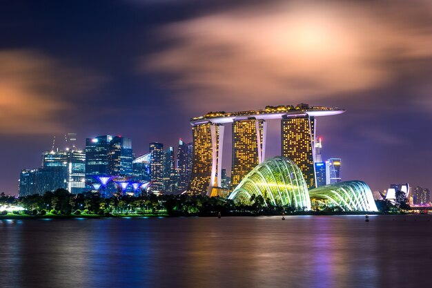 Paisaje urbano de Singapur por la noche.