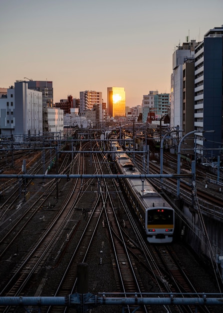 Paisaje urbano de tren moderno de japón