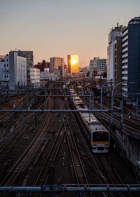 Paisaje urbano de tren moderno de japón