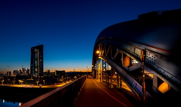 Paisaje urbano visto en la noche desde un puente