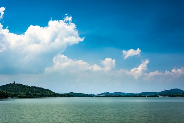 paisaje de verano con lago en día soleado