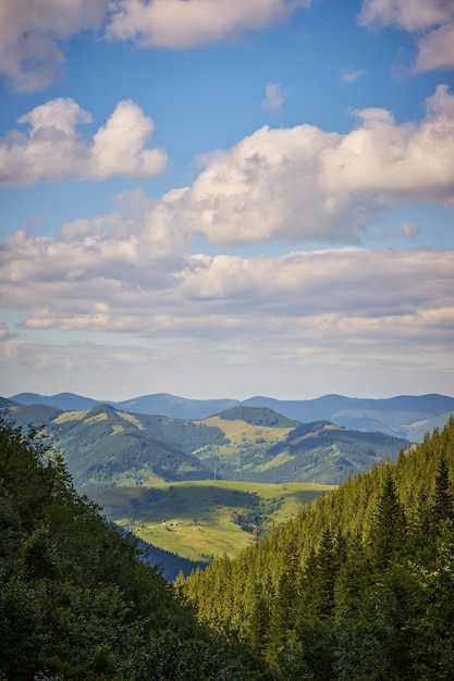 Paisaje de verano en las montañas y el cielo azul.