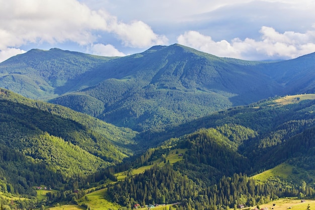 Paisaje de verano en las montañas y el cielo azul.