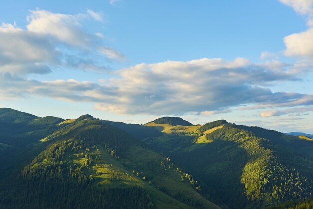 Paisaje de verano en las montañas y el cielo azul.