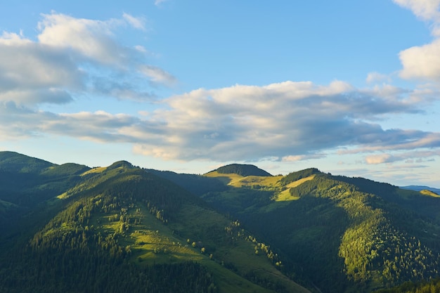 Paisaje de verano en las montañas y el cielo azul.