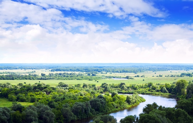 Foto gratuita paisaje de verano con el río