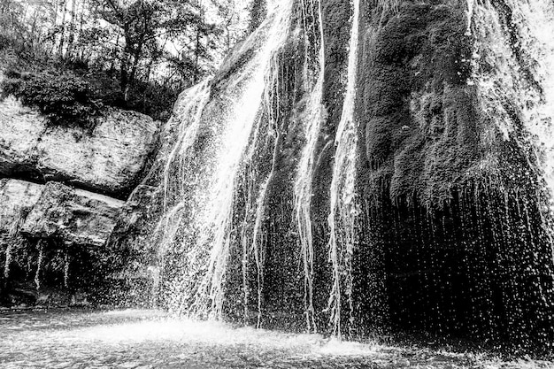 Paisajes dramáticos en blanco y negro con cascada